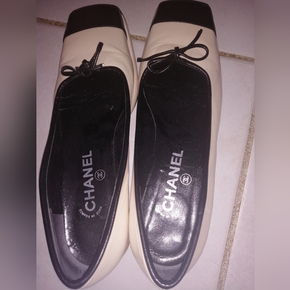 🐧 Chanel Women's Cream & Black Cap Toe Flats with bow in front - Picture 6 of 8